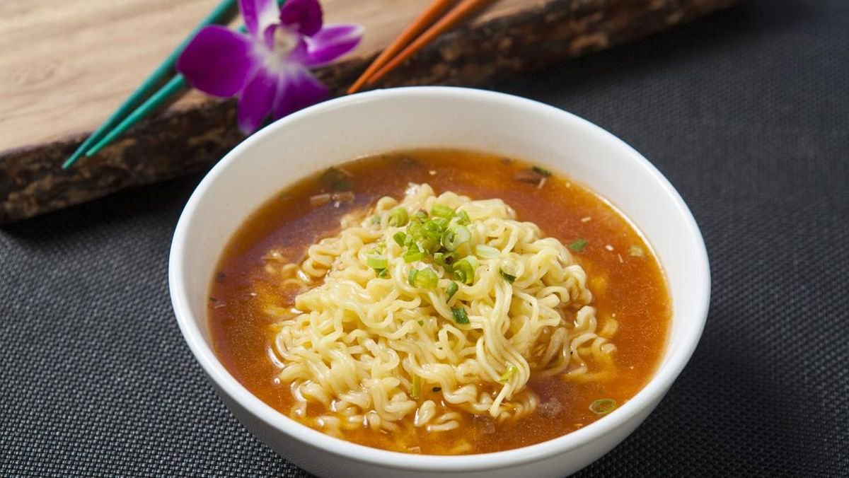 Viral Wanita Campur Mi Instan dengan Minyak Telon, Dokter Ungkap Risiko Kesehatannya