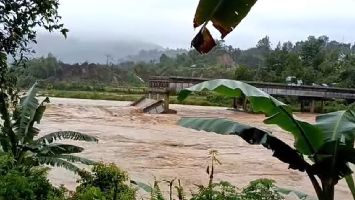 Cuaca Ekstrem Putuskan Akses di Lima Jembatan Kota Padang, Warga Terisolasi