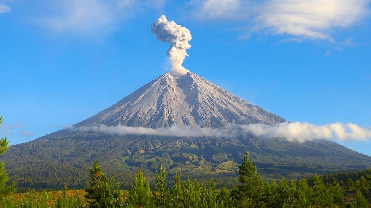 Semeru Erupsi, Aktivitas Penerbangan di Tiga Bandara Tetap Normal