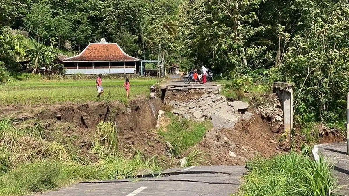 Perjuangan Siswa dan Guru Imogiri: Melintasi Sawah Usai Longsor Tutup Akses Jalan