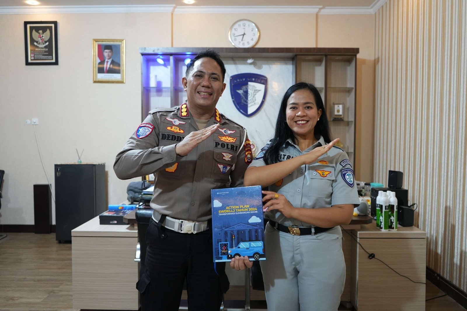 Penyerahan Buku Action Plan SWDKLLJ oleh Jasa Raharja Bengkulu