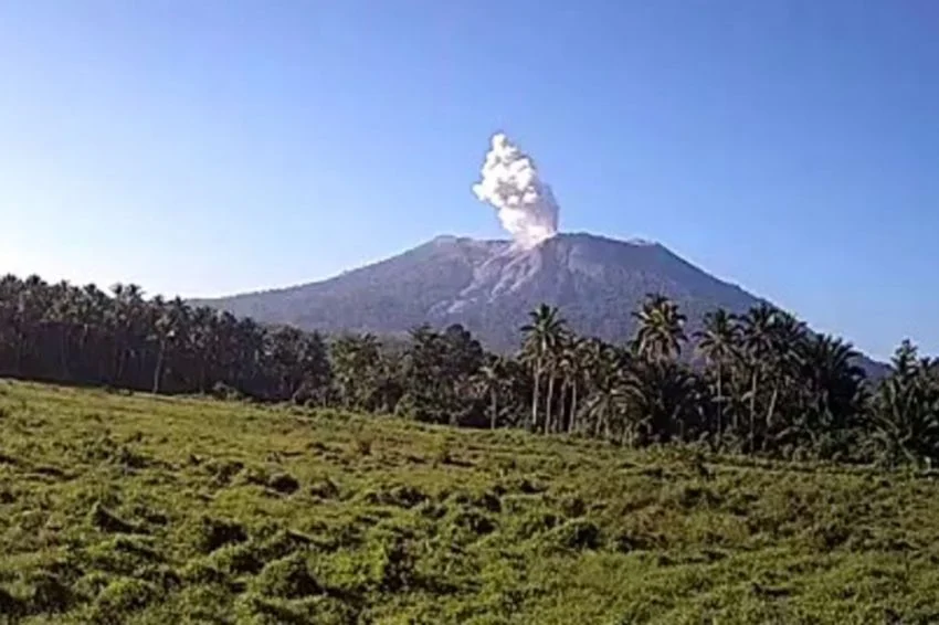 BNPB Catat Erupsi Gunung Ibu dengan Semburan Abu 800 Meter