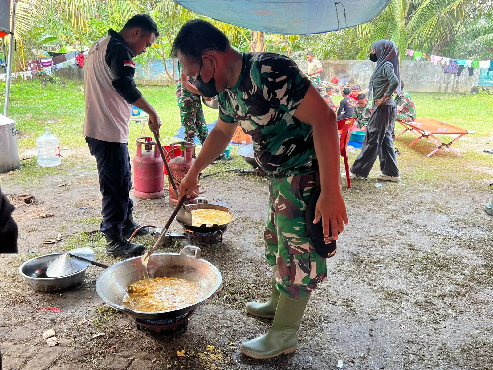 TNI dan Warga Gotong Royong Kelola Dapur Pengungsi guna Penuhi Kebutuhan Pangan