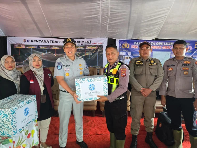 Jasa Raharja Sumatera Barat Serahkan Bingkisan untuk Petugas Pos PAM Nataru Lembah Anai