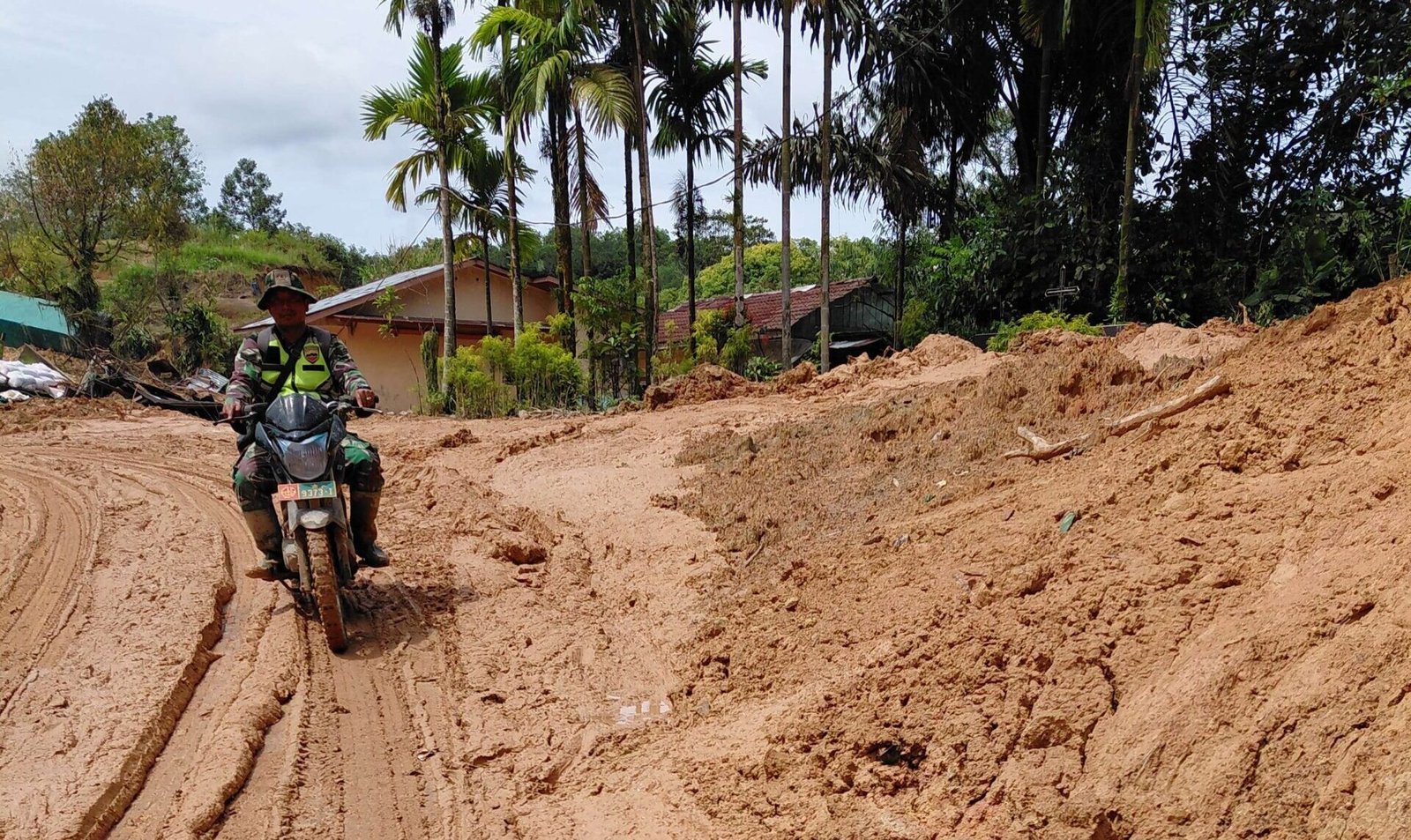 Longsor Teratasi, Jalan Tarutung–Tapanuli Tengah Sudah Bisa Dilalui Kembali