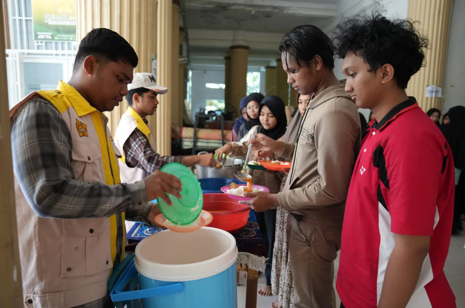Ratusan Porsi Makanan Disiapkan Dapur Umum Kampus Aceh untuk Warga Terdampak