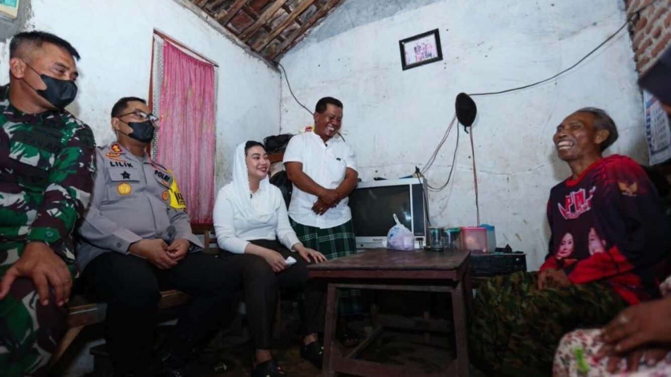 Bupati Brebes Lakukan Aksi Door to Door Salurkan Bantuan untuk Warga Disabilitas