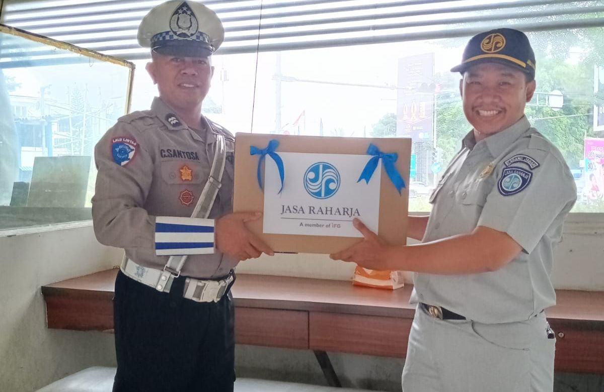 Jasa Raharja Bandung Beri Bingkisan Simpati untuk Petugas Pos Pelayanan Nataru
