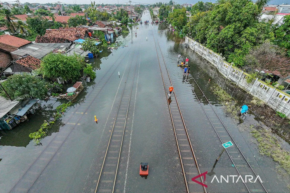 Upayakan Perjalanan Normal Kembali, KAI Fokus Perbaiki Jalur KA Terendam Banjir