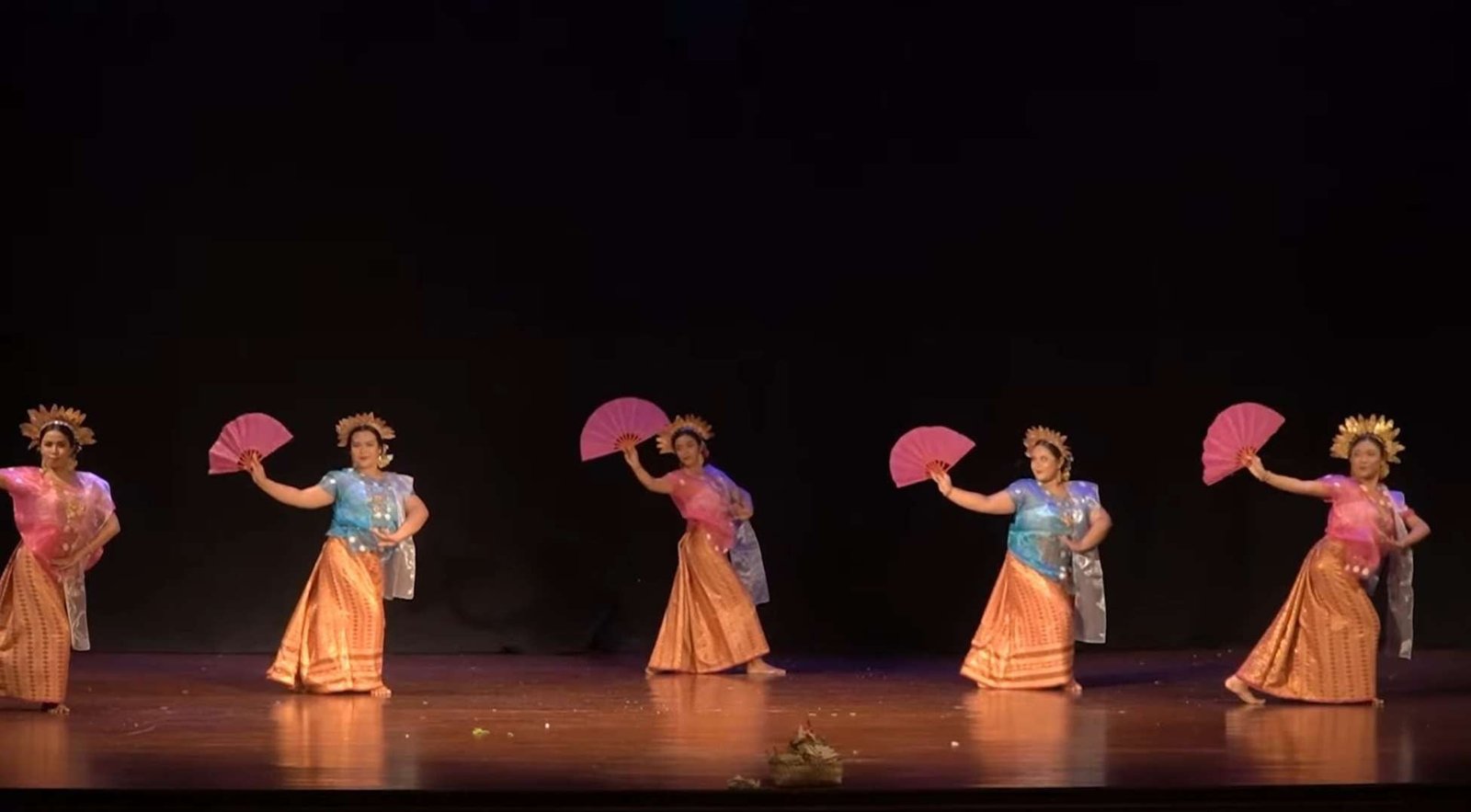 Mengenal Tari Pakarena: Warisan Budaya Agung dari Sulawesi Selatan