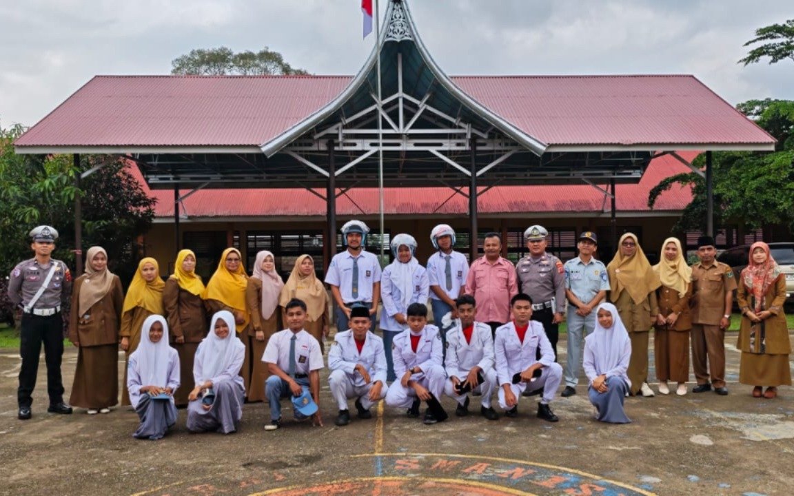Jasa Raharja Cabang Bukittinggi Berikan Edukasi Pencegahan Kecelakaan Lalu Lintas di SMAN 1 Situjuh Limo Nagari