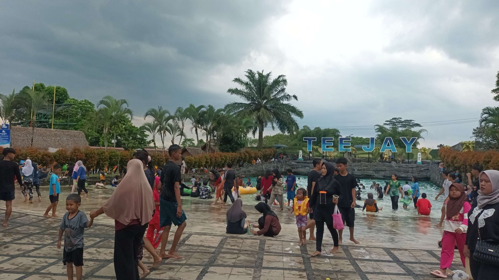 Libur Tahun Baru, Wahana Air di Tasikmalaya Membeludak Diserbu Ribuan Wisatawan