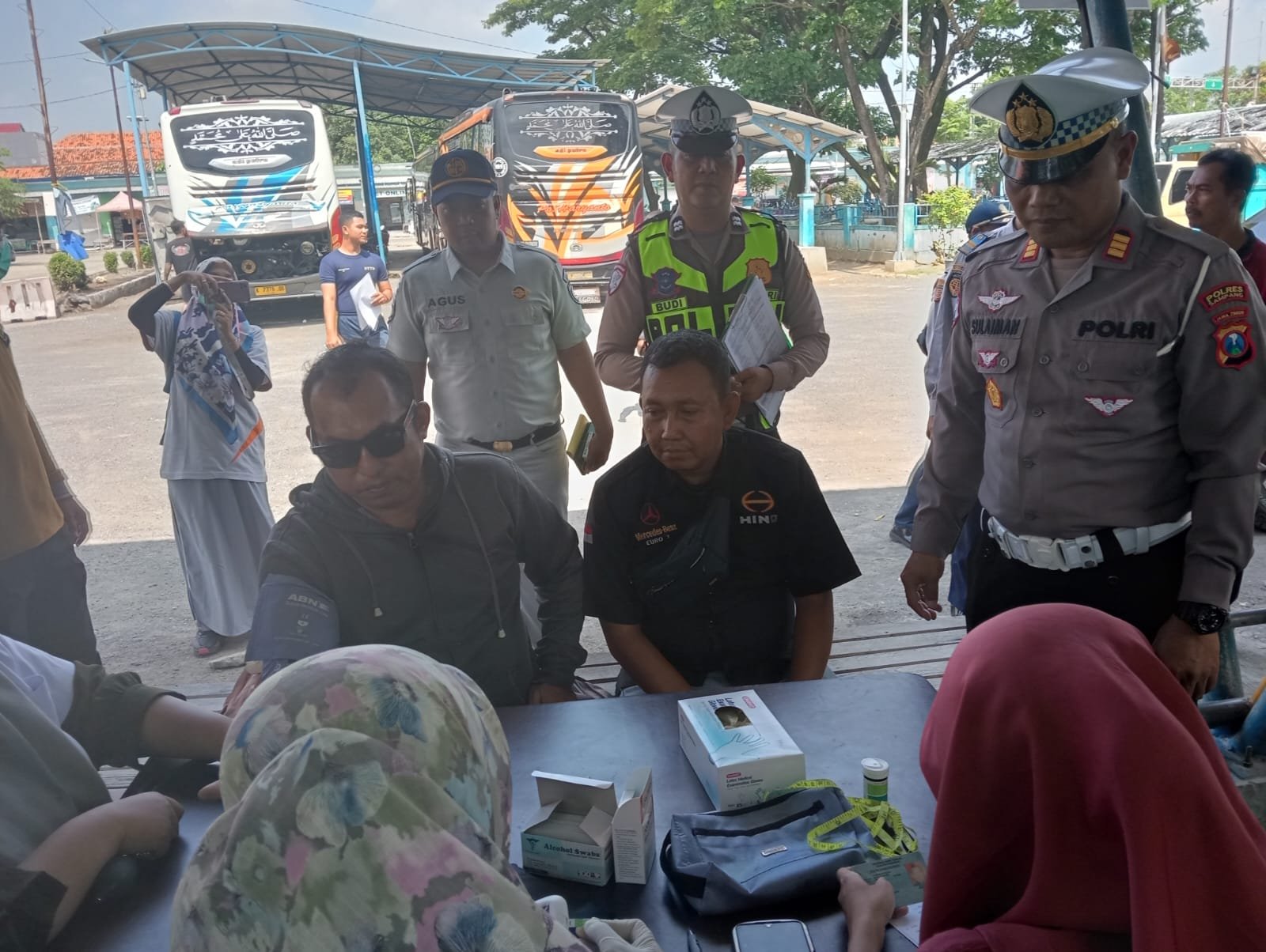 PJ Jasa Raharja Samsat Sampang Laksanakan Rampcheck dan Pemeriksaan Kesehatan Pengemudi Bus di Terminal Trunojoyo Sampang
