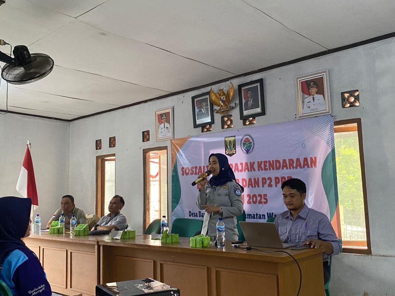 Tim Pembina Samsat Pelabuhanratu Bersama Aparatur Kecamatan Warungkiara Sosialisasikan PKB di Desa Bantar Kalong