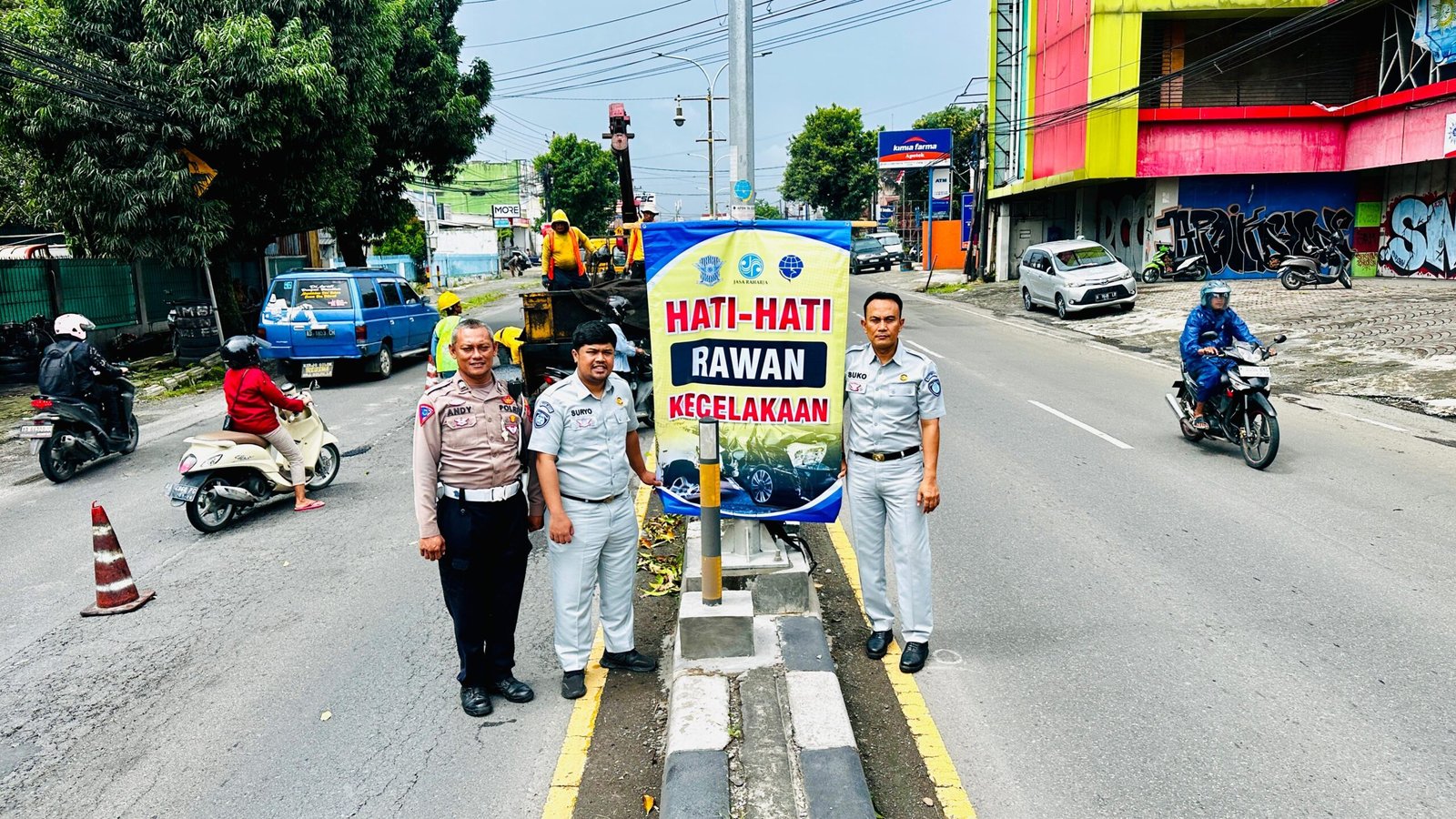 Tingkatkan Keselamatan Jalan, Jasa Raharja dan FKLL Klaten Pasang Rambu Peringatan di Titik Black Spot Delanggu