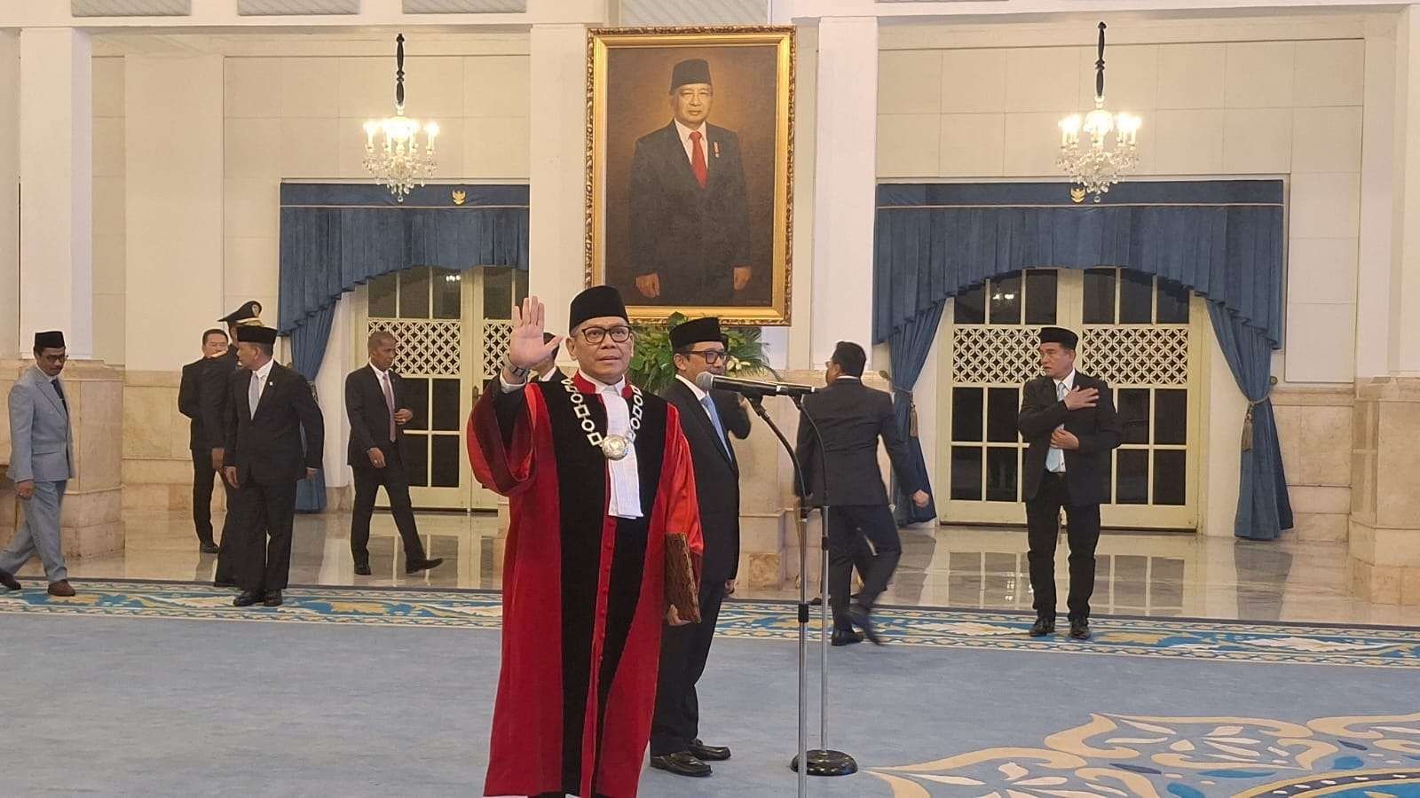 Adies Kadir Resmi Dilantik Jadi Hakim MK, Ucap Sumpah di Hadapan Presiden