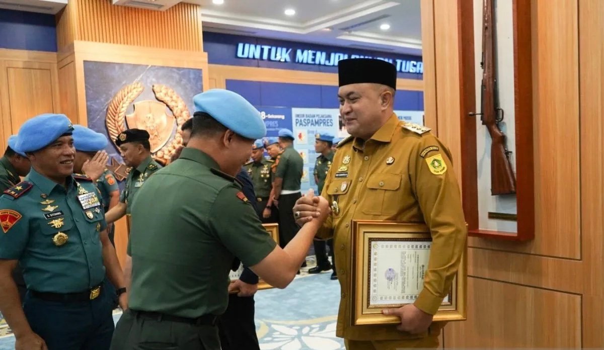 Bupati Bogor Resmi Terima Brevet Setia Waspada dari Komandan Paspampres
