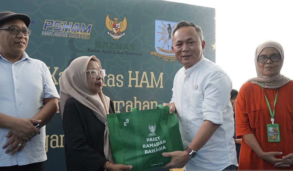 Jelang Ramadan, Wamen HAM Serahkan Santunan bagi Keluarga Korban Tragedi Mei 1998