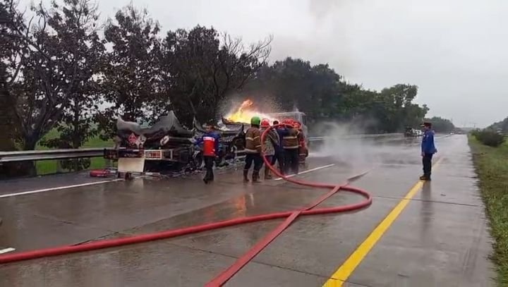Truk Tangki Terbakar di KM 185 Tol Cipali, Arus Lalu Lintas ke Arah Cirebon Dialihkan
