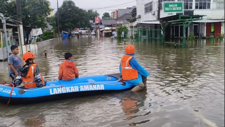 Banjir Rendam Cilandak Timur dan Bintaro, Ratusan Warga Mulai Mengungsi