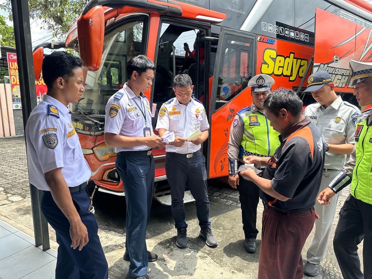 Perkuat Keselamatan Transportasi, Tim FKLL Wonogiri Gelar Rampcheck Gabungan di PO Sedya Mulya dan Agra Mas