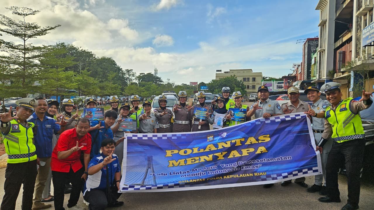 Ditlantas Polda dan Jasa Raharja Kepri Bagikan Coklat Apresiasi Kepatuhan Berkendara  di Simpang KBC Batam Kota pada Ops Keselamatan Seligi 2026