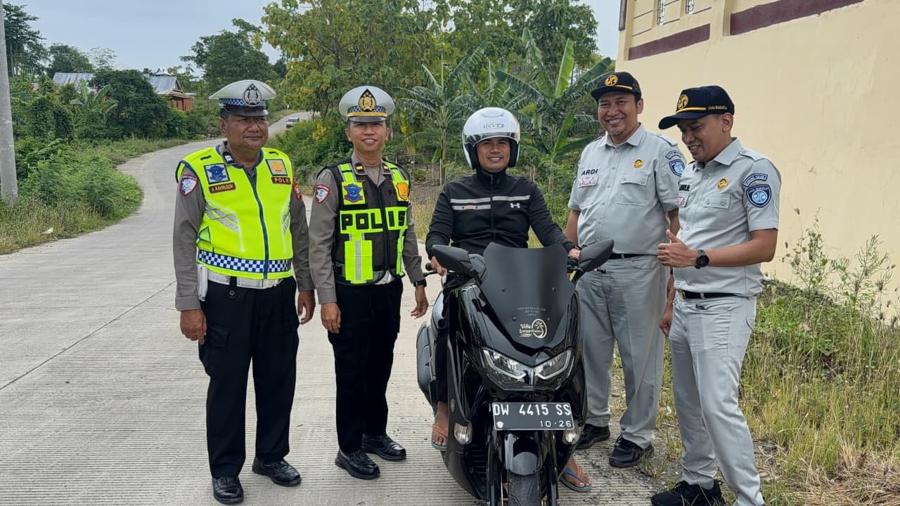 Jasa Raharja Perkuat Budaya Keselamatan melalui Aksi Pembagian Helm di Soppeng