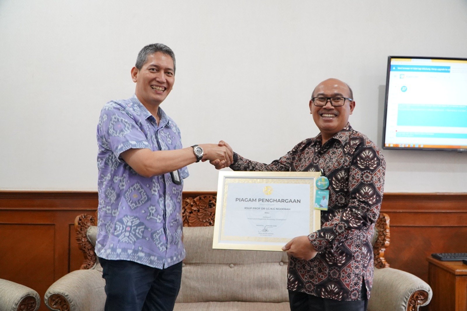 Jasa Raharja Bali Anugerahkan Penghargaan Form and Diagnosis Accuracy Champion kepada RSUP Prof. Dr. I.G.N.G. Ngoerah
