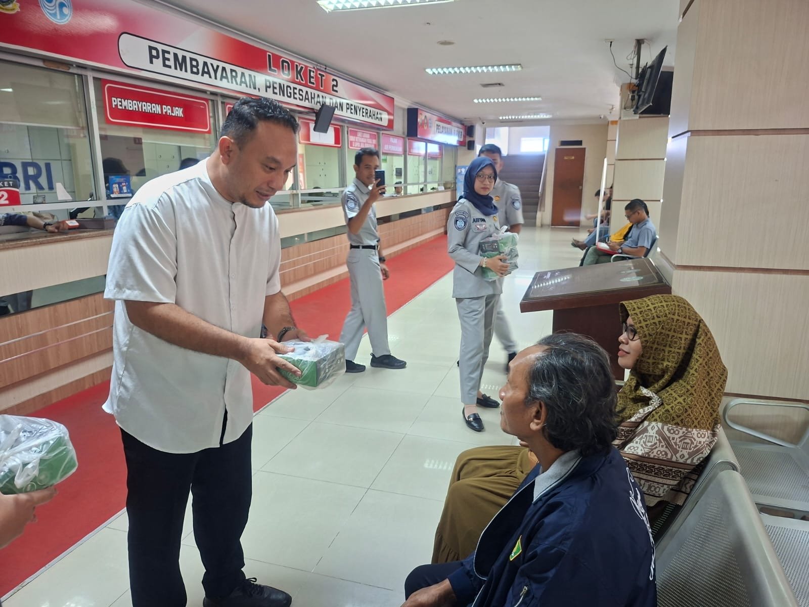 Tebar Berkah Ramadhan di Samsat, Jasa Raharja Kepri dan Mitra Samsat Bagikan Takjil Gratis kepada Wajib Pajak di Berbagai Layanan Samsat Batam