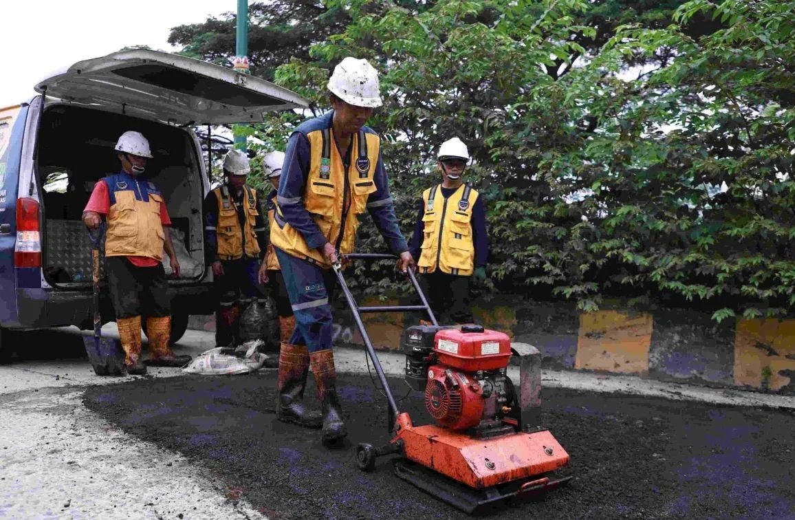 Pemkab Bekasi Kebut Perbaikan Jalan Rusak di Jalur Mudik Utama Guna Kenyamanan Warga