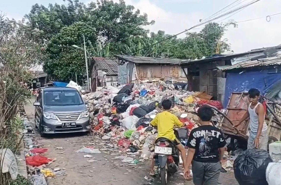 Krisis Pengangkutan Sampah: TPS Rawadas Menggunung hingga 4 Meter