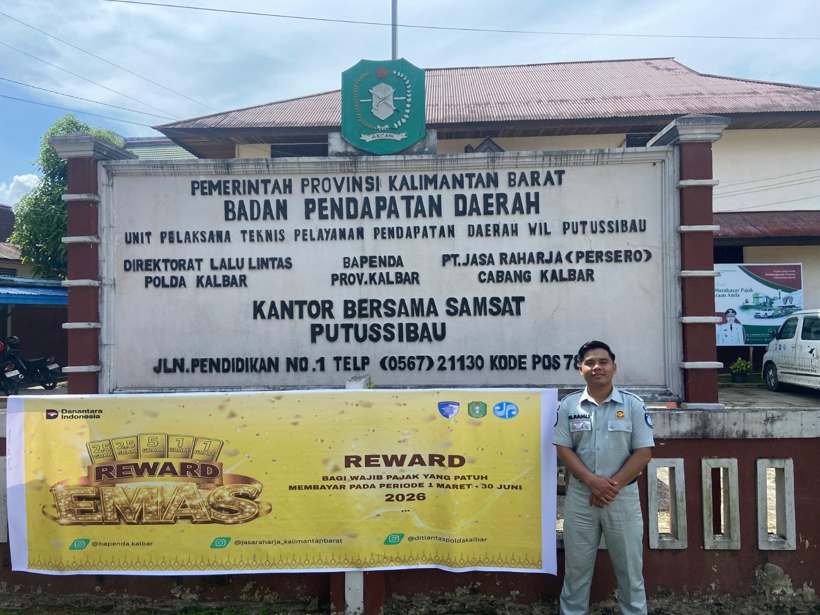 Dukung Program Reward Emas, Petugas Jasa Raharja Samsat Putussibau Intensifkan Sosialisasi Melalui Pemasangan Spanduk