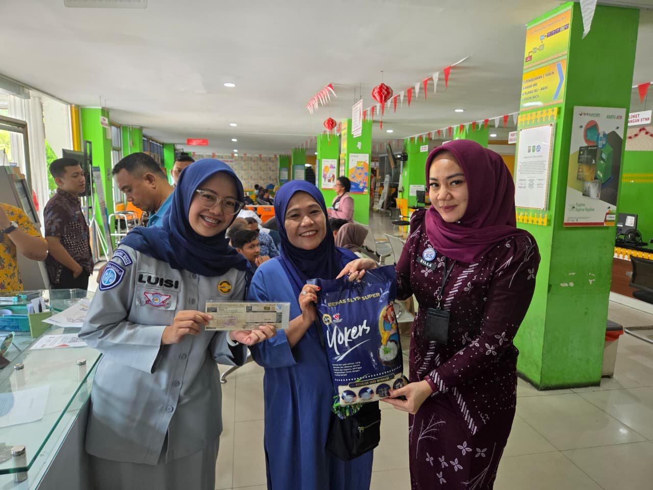 Apresiasi Wajib Pajak di Bulan Suci, Jasa Raharja Riau Bagikan Sembako di Kantor Samsat