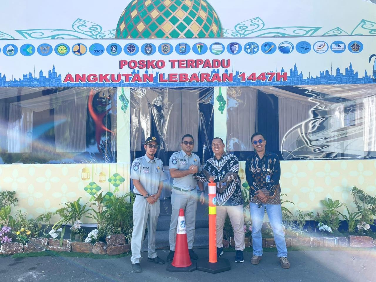 Jasa Raharja Kepulauan Riau Serahkan Bantuan Traffic Cone untuk Keamanan Pelabuhan ASDP Batam