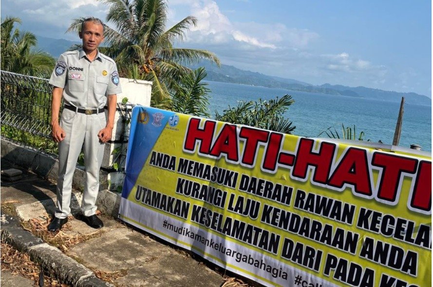 Jasa Raharja Sumbar Bersama Satlantas Polres Pesisir Selatan Pasang Spanduk Himbauan Keselamatan Jelang Idul Fitri 1447 H