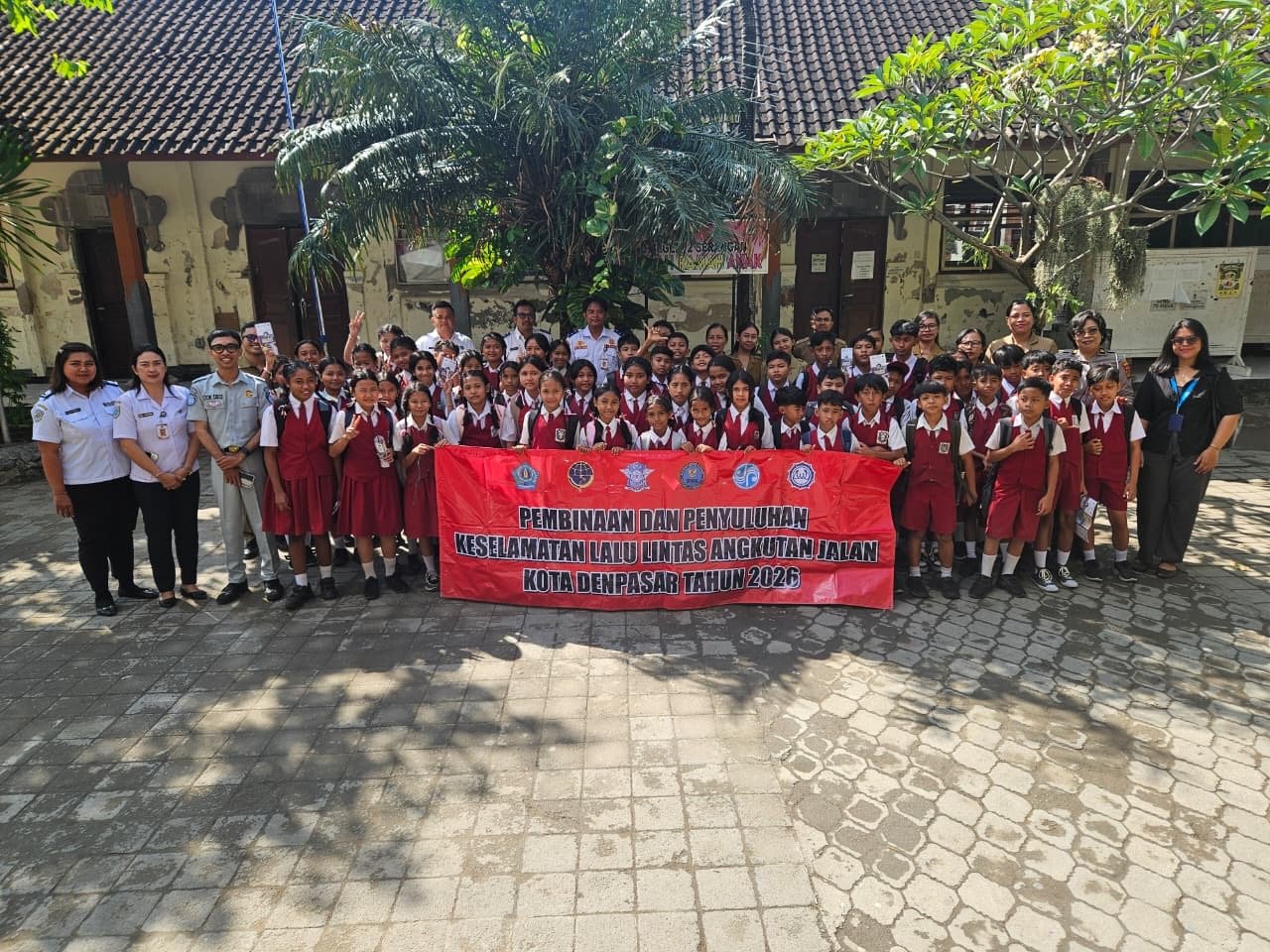Jasa Raharja Bali Bersama Polresta Denpasar, BNN, dan Kisara Gelar Sosialisasi Keselamatan Lalu Lintas di SDN 2 Serangan