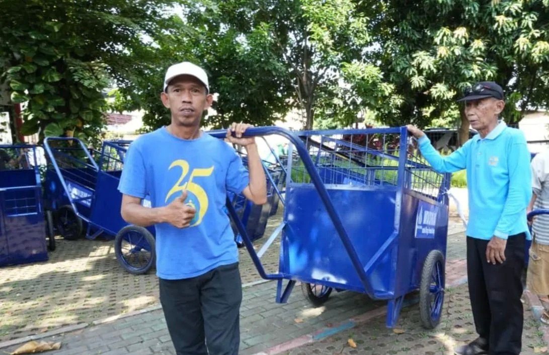 Kelurahan Pondok Kopi Optimalkan Bantuan Gerobak untuk Perkuat Pengelolaan Sampah Berbasis Warga