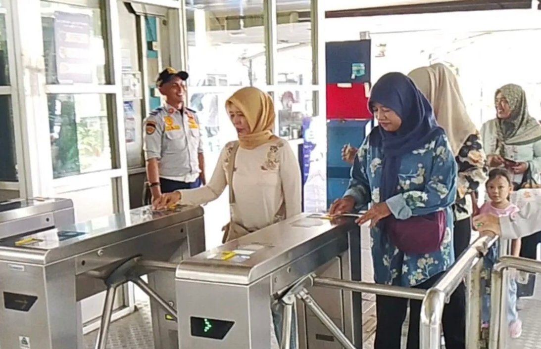 Tarif Rp1 Transjakarta Diserbu Penumpang, Terminal Kampung Rambutan Membeludak