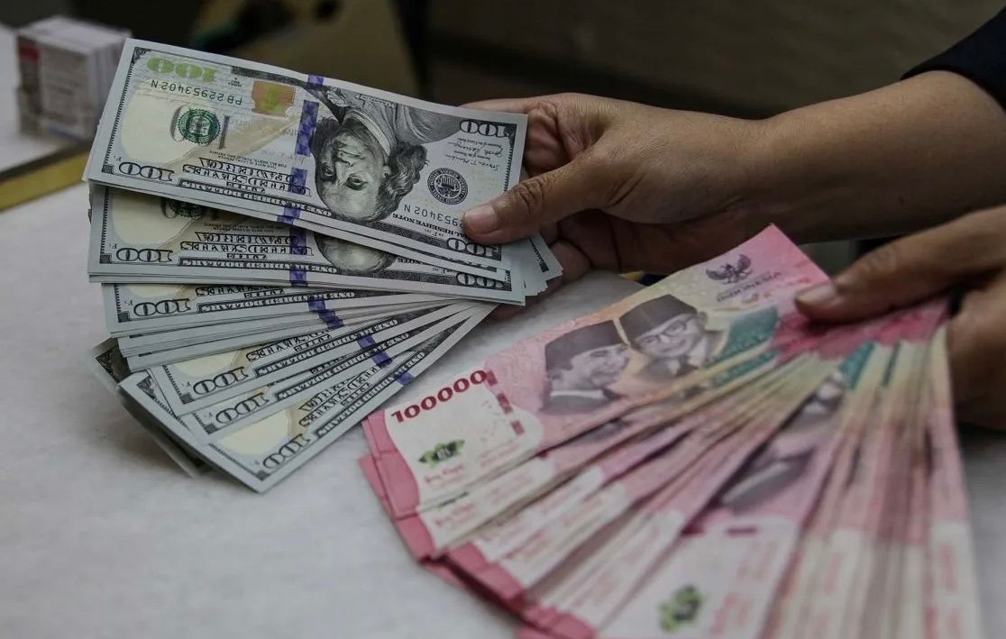 Kurs Rupiah Hari Ini Melemah ke Rp17.373 Setelah Sinyal Hawkish dari The Fed