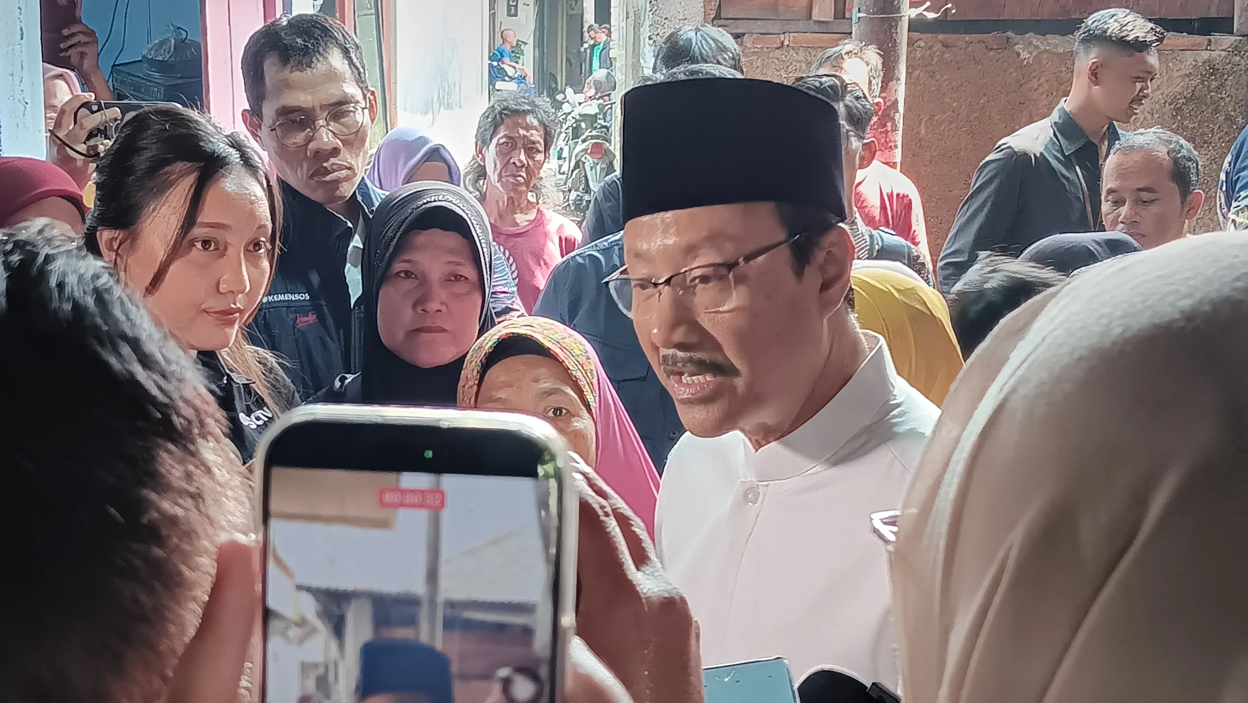 Mensos Berikan Bantuan bagi Keluarga Korban Tragedi Kereta di Bekasi