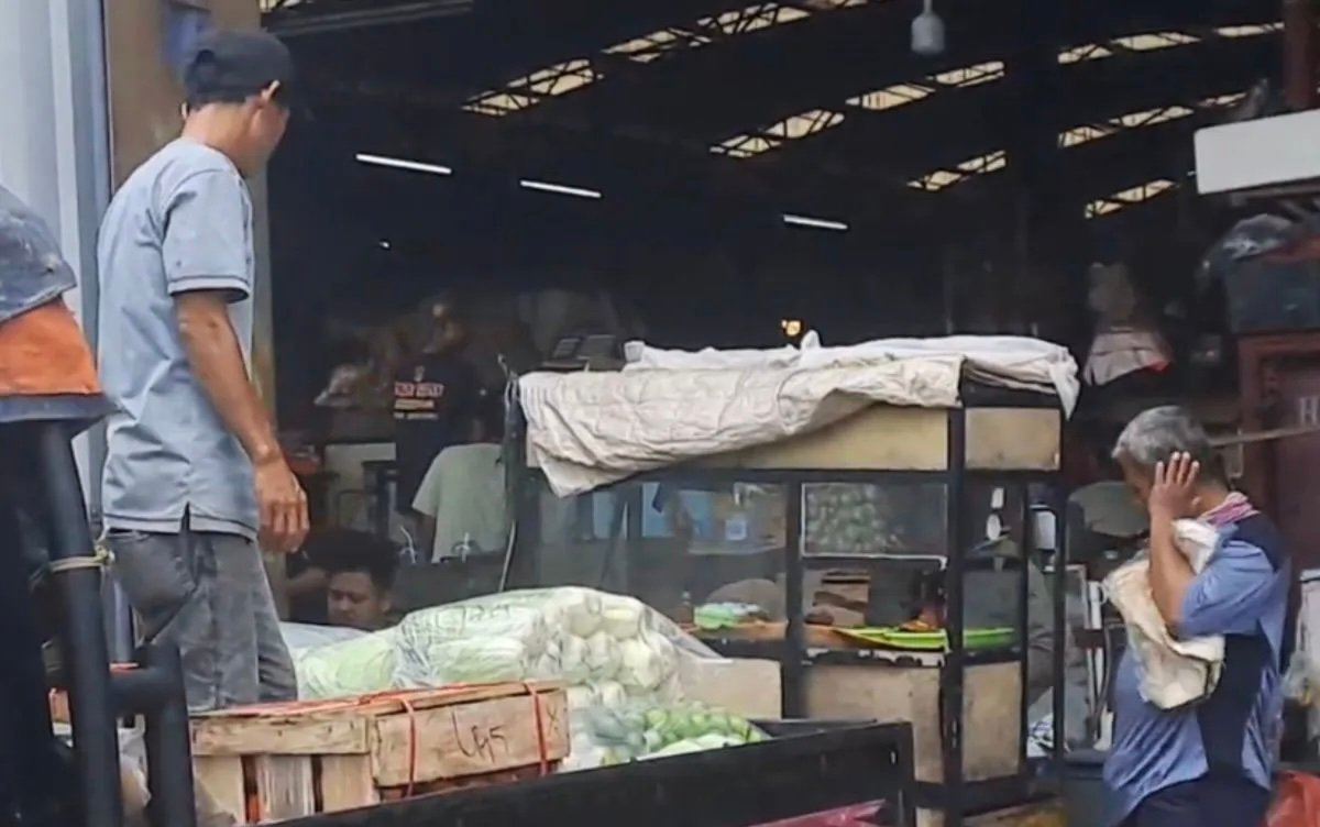 Sopir Keluhkan Antrean Bongkar Muat di Pasar Kramat Jati Akibat Tumpukan Sampah