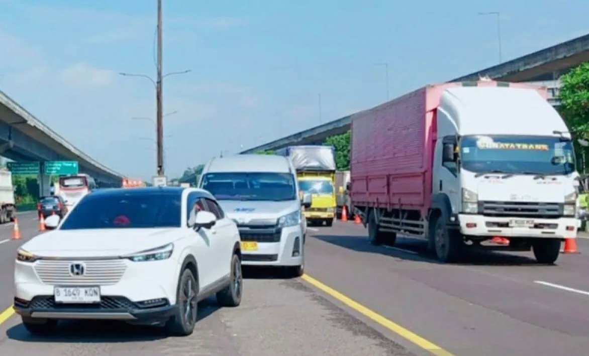 Libur Jumat Agung 2026, Petugas Terapkan Contraflow di Tol Jakarta-Cikampek Libur Jumat Agung 2026, Petugas Terapkan Contraflow di Tol Jakarta-Cikampek