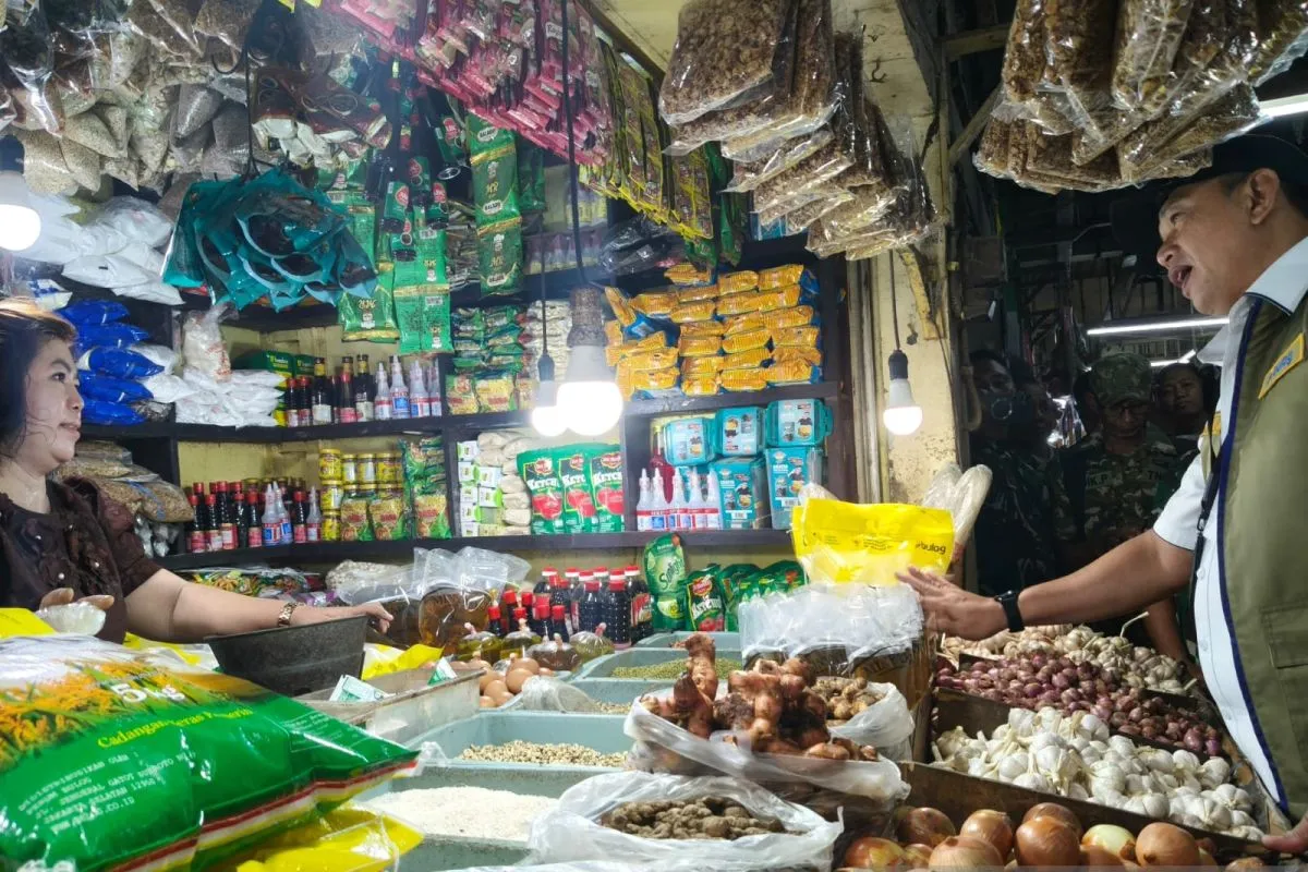 Dirut Bulog Sidak Pasar Wonokromo: Harga Beras Stabil, Daging Sapi Naik
