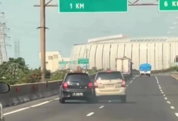 Viral! Dua Pengemudi Mobil Cekcok di Tol Pelabuhan Arah Priok, Halangi Jalan Usai Bersenggolan