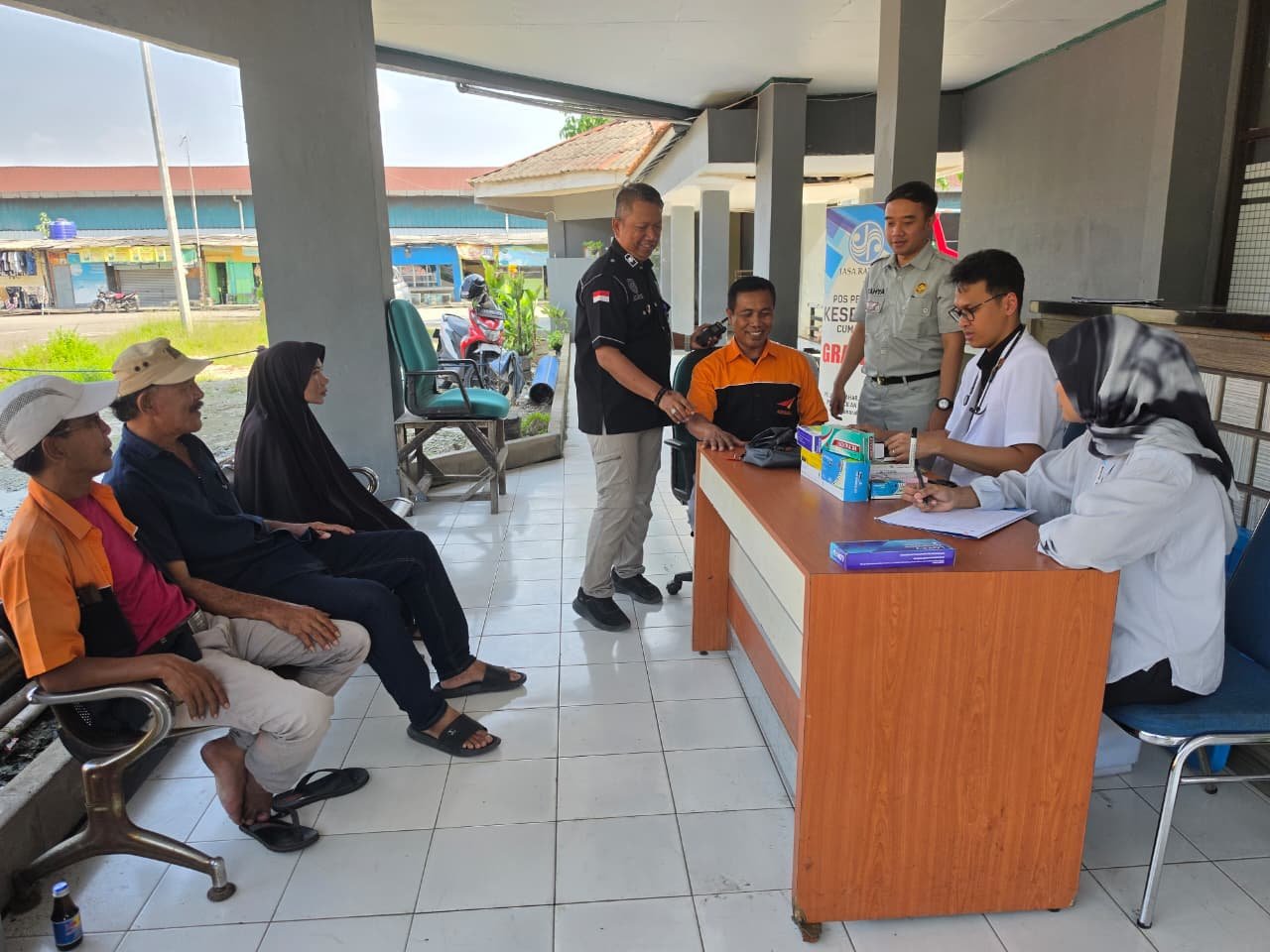 Jasa raharja karawang berikan Pelayanan Kesehatan Gratis Kepada Penumpang dan Awak Kendaraan Umum di Terminal Tipe A Klari Kabupaten Karawang