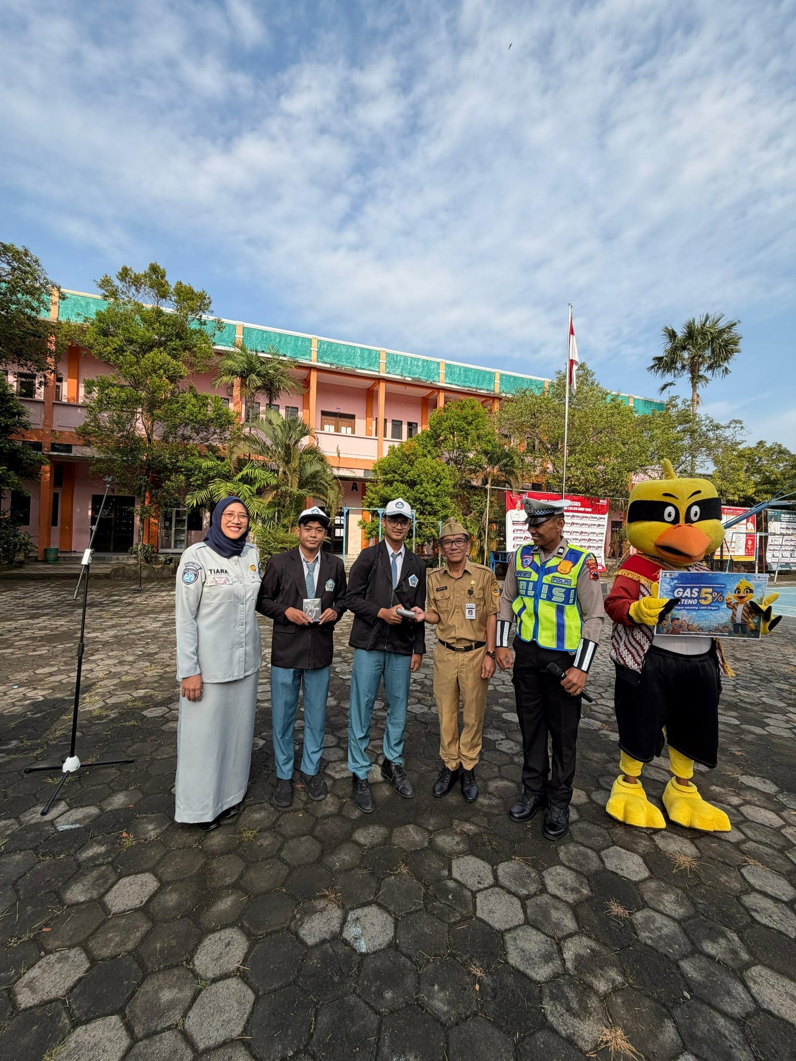 Sinergi Instansi Terkait Cetak Generasi Taat Pajak dan Sadar Keselamatan di SMA N 1 Demak