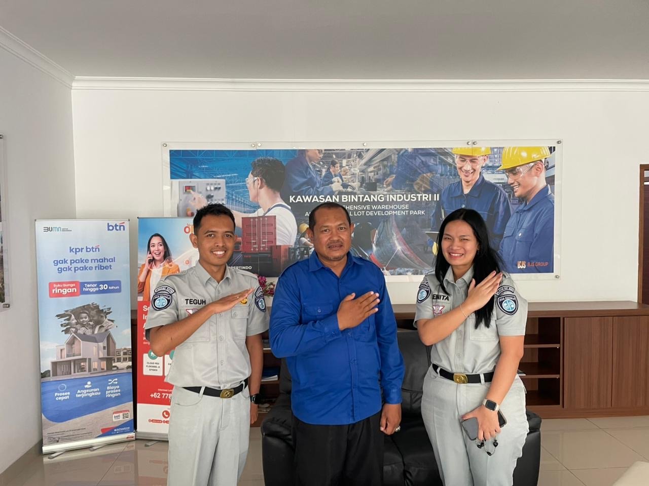 Jemput Bola Pembayaran PKB, Jasa Raharja Kepri Dorong Layanan Samsat Batu Aji, SIGNAL, dan e-Samsat Kepri di Kawasan Bintang Industri Jemput Bola Pembayaran PKB, Jasa Raharja Kepri Dorong Layanan Samsat Batu Aji, SIGNAL, dan e-Samsat Kepri di Kawasan Bintang Industri