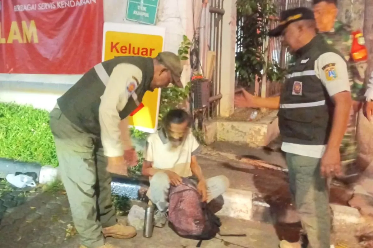 Satpol PP Amankan Delapan PPKS yang Penuhi Trotoar Mampang Jakarta Selatan
