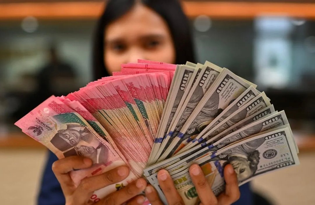 Pakar Sebut Pelemahan Rupiah Pengaruhi Harga Bahan Baku Produk Impor