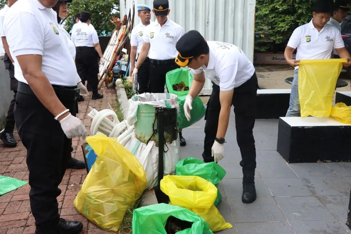 Program Jaga Jakarta Bersih, Polres Kepulauan Seribu Lakukan Pilah Sampah